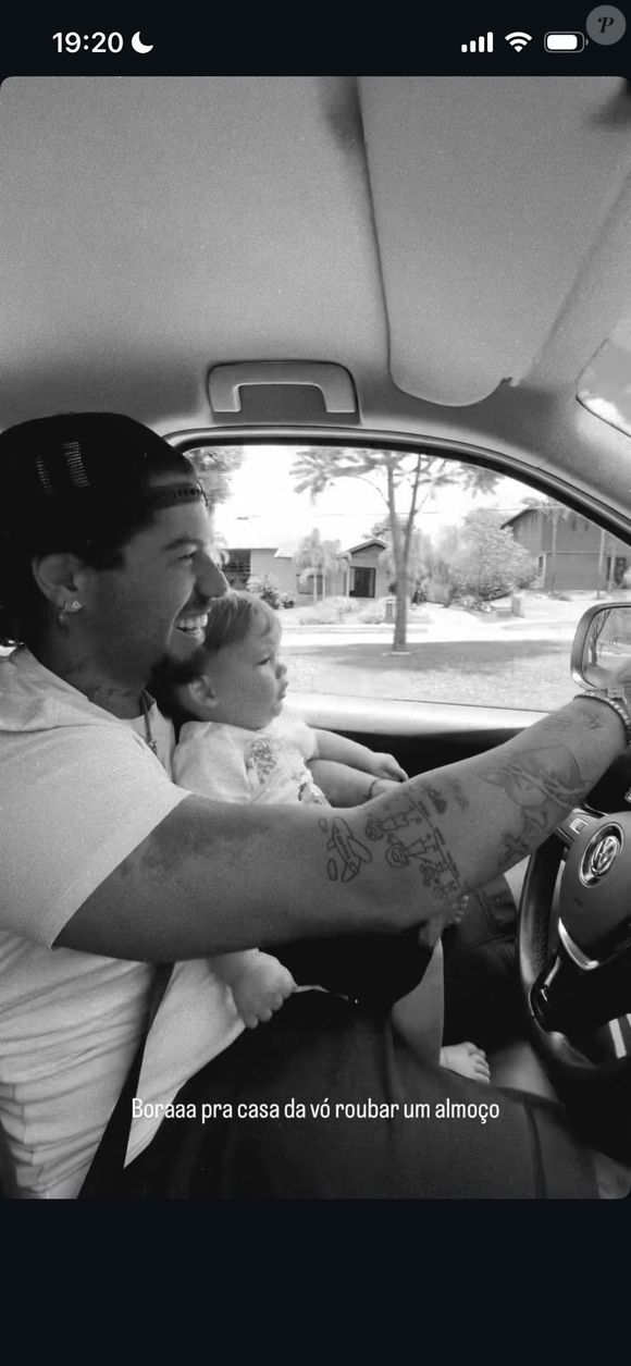 Polêmica: cantor Zé Felipe dirige com o filho José Leonardo, de 1 ano, no colo e divide opiniões na web