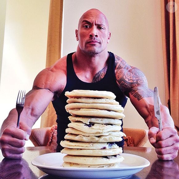 Apesar da disciplina, Dwayne Johnson também reserva espaço para um tradicional 'cheat day', em tradução livre 'dia do lixo'. Segundo o Infobae, hambúrgueres, batatas fritas, panquecas e sobremesas fazem parte do dia em que o ator relaxa a dieta sem abrir mão do equilíbrio