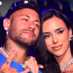 Homem de família! Neymar curte Carnaval sossegado após retorno ao Brasil e troca beijos com Bruna Biancardi na Sapucaí