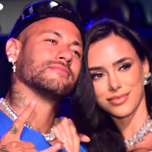 Homem de família! Neymar curte Carnaval sossegado após retorno ao Brasil e troca beijos com Bruna Biancardi na Sapucaí
