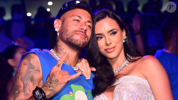 Homem de família! Neymar curte Carnaval sossegado após retorno ao Brasil e troca beijos com Bruna Biancardi na Sapucaí