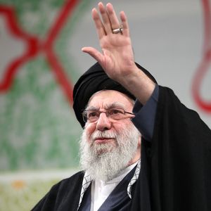 Segundo Esmail Baghaei, tanto o presidente quanto o líder supremo do Irã estariam "sãos e salvos".