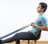 Treino com elástico ajuda a fortalecer braços, ombros e costas sem precisar de aparelhos de academia