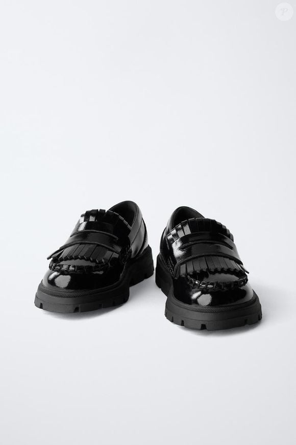 Inspirado na estética de Yohji Yamamoto, o mocassim da Zara traz uma proposta mais acessível, com acabamento de franjas, palmilha flexível e sola tratorada