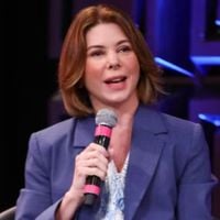 Nem blazer, nem vestido longo! Filha de Silvio Santos escolhe 'look papal' para anunciar nova grade do SBT