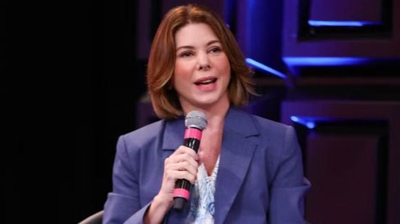 Nem blazer, nem vestido longo! Filha de Silvio Santos escolhe 'look papal' para anunciar nova grade do SBT
