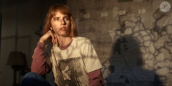 Robin tem 19 anos na série. Maya Hawke tem 27 anos fora dela, uma diferença pequena perto do restante do elenco