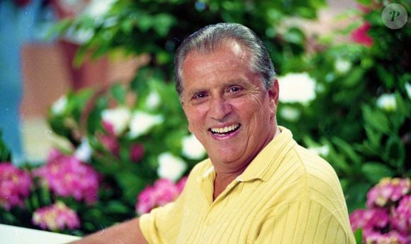 Carlos Alberto de Nóbrega iniciou a carreira do rádio e passou por várias TVs até chegar ao SBT (entre elas, Band, Record e Globo)