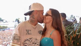 Neymar e Bruna Biancardi beijando MUITO, Rafaella e Gabigol e mais: 'Tardezinha' em São Paulo reúne famosos em show de Thiaguinho; veja fotos e looks!