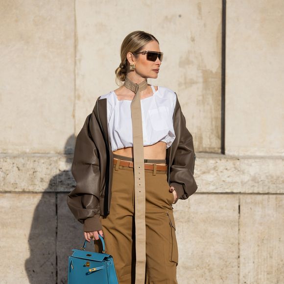 Victoria Beckham com look super despojado e bolsa azul na Paris Fashion Week 2025.
