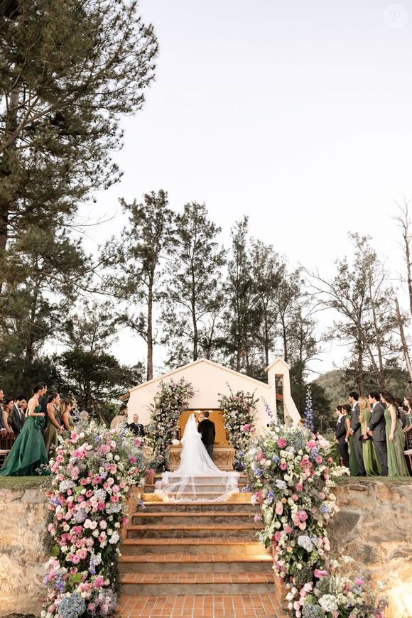 Flores do casamento de Giovanna Lancellotti e Gabriel David eram das cores branca, rosa e lilás