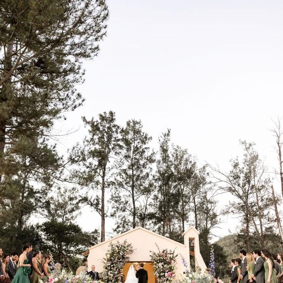 Flores do casamento de Giovanna Lancellotti e Gabriel David eram das cores branca, rosa e lilás