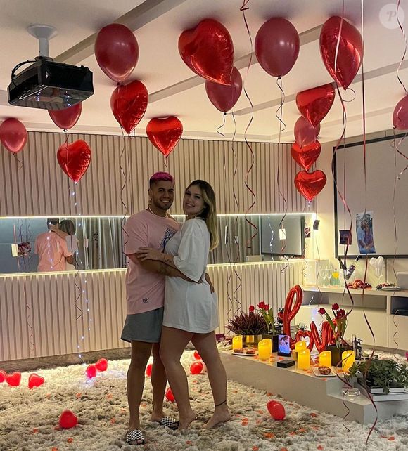 Pedido de namoro de Zé Felipe a Virginia Fonseca reuniu também balões em formato de coração e pétalas de rosa, em 2020