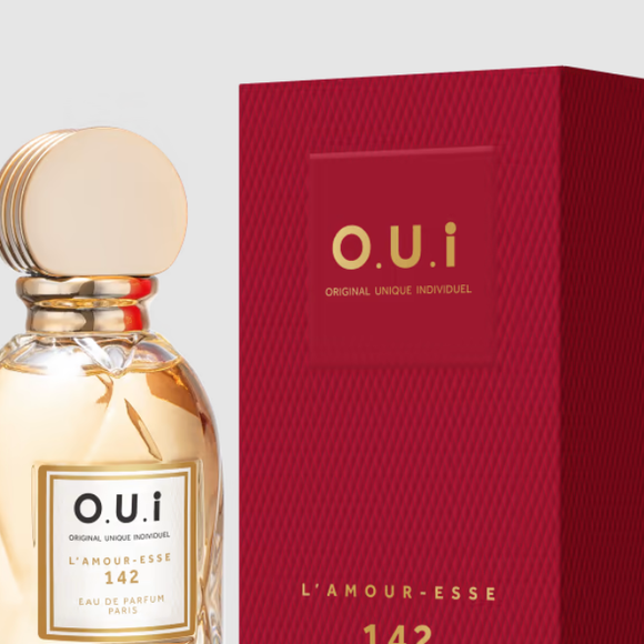 Perfume O.U.i. L’Amour-Esse 142é um floral branco envolvente com flor de laranjeira, ylang-ylang e o fundo suavizado com musk.