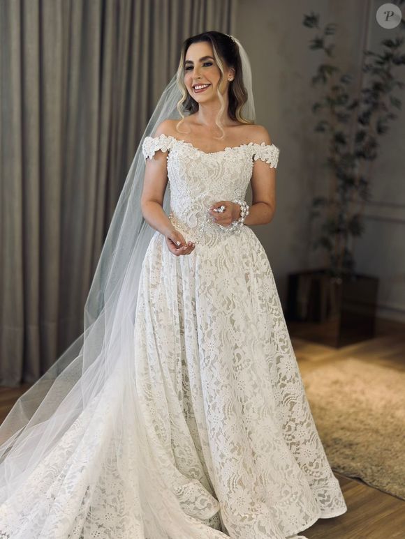 Noiva viraliza ao confeccionar o próprio vestido e o das madrinhas e soma quase 500 mil visualizações nas redes sociais