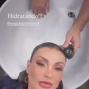 Andressa Urach trocou seu mega hair na última quarta-feira (13) e aproveitou para cortar e hidratar o cabelo