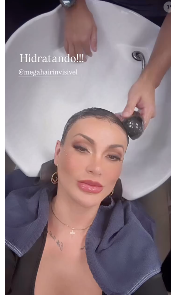 Andressa Urach trocou seu mega hair na última quarta-feira (13) e aproveitou para cortar e hidratar o cabelo