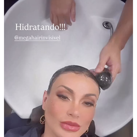 Andressa Urach trocou seu mega hair na última quarta-feira (13) e aproveitou para cortar e hidratar o cabelo