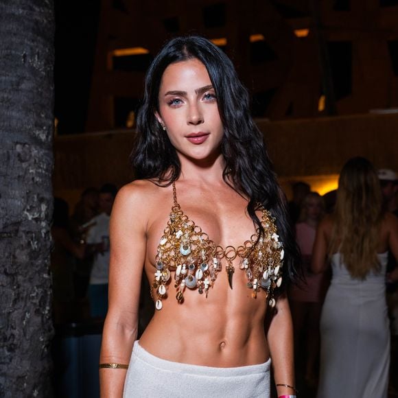 Jade Picon ostentou a barriga tanquinho com top e saia branca