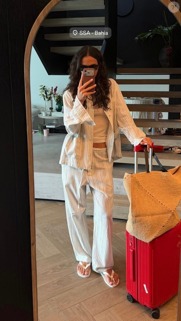 Bruna Marquezine exibiu um conjunto listrado em tons claros. No entanto, o que mais roubou a cena foi a bolsa da casa de moda de luxo espanhola LOEWE