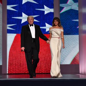 Em 2017, Melania Trump não usou gargantilha para compor o seu look. De toda forma, ela estava belíssima.