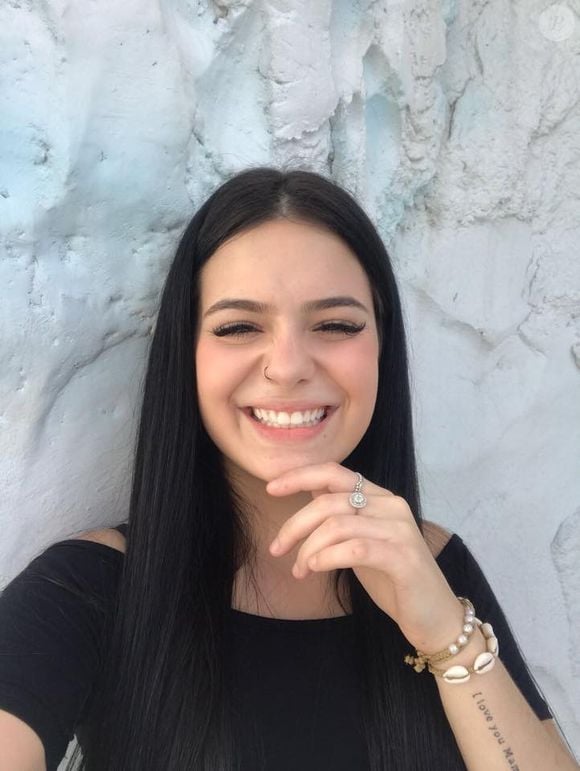 Neste clique sem maquiagem, Viih Tube apareceu lindíssima para seus seguidores