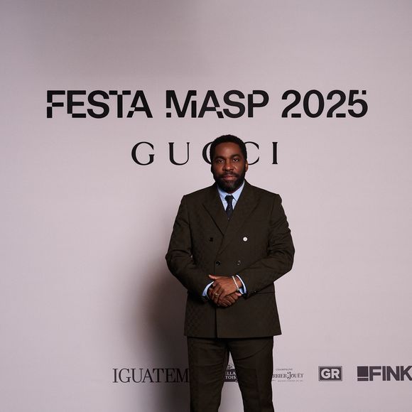 Lázaro Ramos apostou em terno Gucci esverdeado com tecido texturizado
