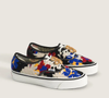 Com uma mistura vibrante de tons como azul, amarelo, vermelho, preto e bege, o novo tênis da Vans transforma o clássico modelo Authentic em uma verdadeira obra de arte, unindo nostalgia, conforto e personalidade em um único calçado