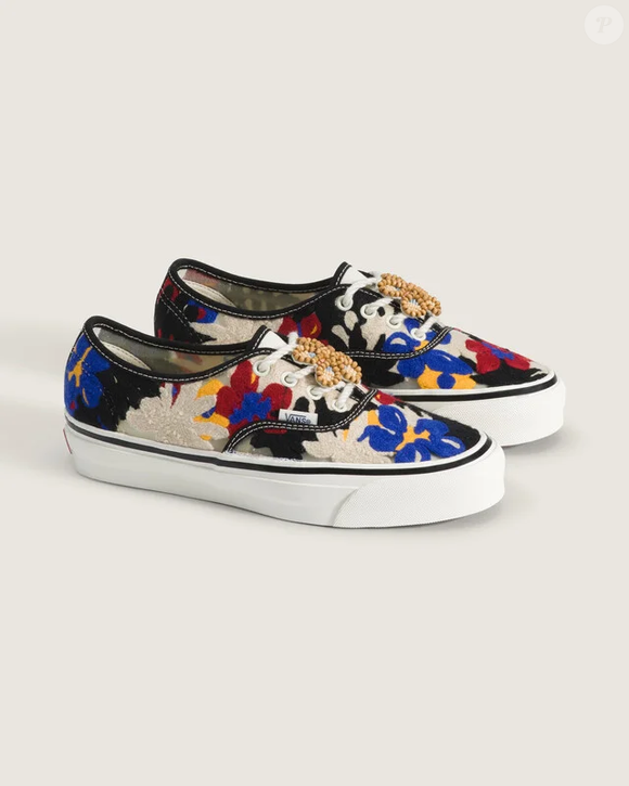 Com uma mistura vibrante de tons como azul, amarelo, vermelho, preto e bege, o novo tênis da Vans transforma o clássico modelo Authentic em uma verdadeira obra de arte, unindo nostalgia, conforto e personalidade em um único calçado