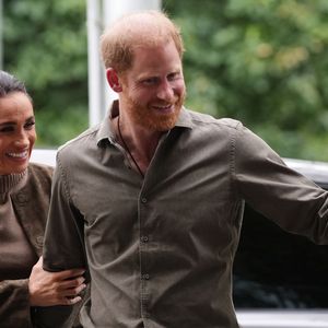 Príncipe Harry e Meghan Markle planejam voltar a morar no Reino Unido com os filhos, Archie e Lilibet, ainda em agosto. Segundo a revista People, as crianças devem começar o ano letivo em uma escola britânica em setembro