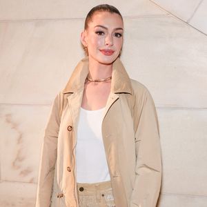 Rosto de Anne Hathaway, mais esticado e sem rugas, gerou rumores de que ela teria feito um lifting facial