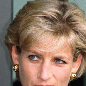 Lady Di transformou o rosa em sua assinatura visual, usando a cor em diferentes ocasiões para reforçar elegância e proximidade com o público