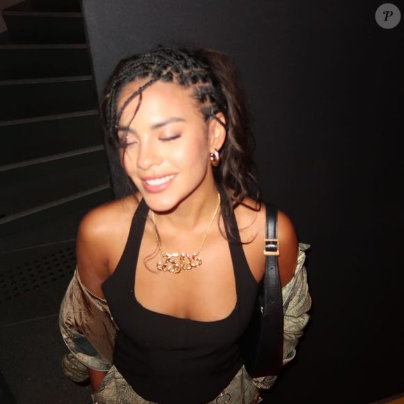 Os destaques deste look de Bella Campos foram os maxi brincos e colar na cor dourada.