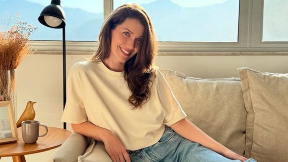 Fantasma tem casa? Chão de taco, paredes claras e janelas antirruído: Nathalia Dill, a Francesca de 'Quem Ama Cuida', mora em apartamento minimalista clean