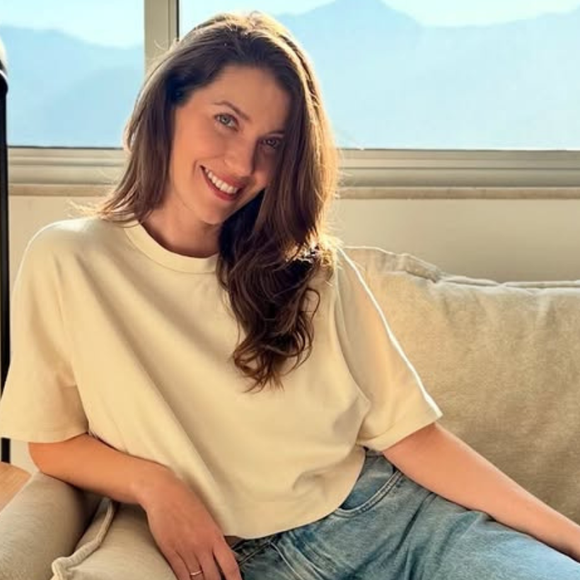 Fantasma tem casa? Chão de taco, paredes claras e janelas antirruído: Nathalia Dill, a Francesca de 'Quem Ama Cuida', mora em apartamento minimalista clean