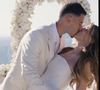 Isabella Rousso e Gabriel Martinelli trocaram alianças em uma cerimônia intimista realizada em Santorini, com vista para o mar e o vulcão