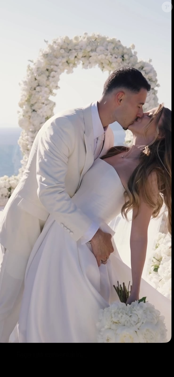 Isabella Rousso e Gabriel Martinelli trocaram alianças em uma cerimônia intimista realizada em Santorini, com vista para o mar e o vulcão