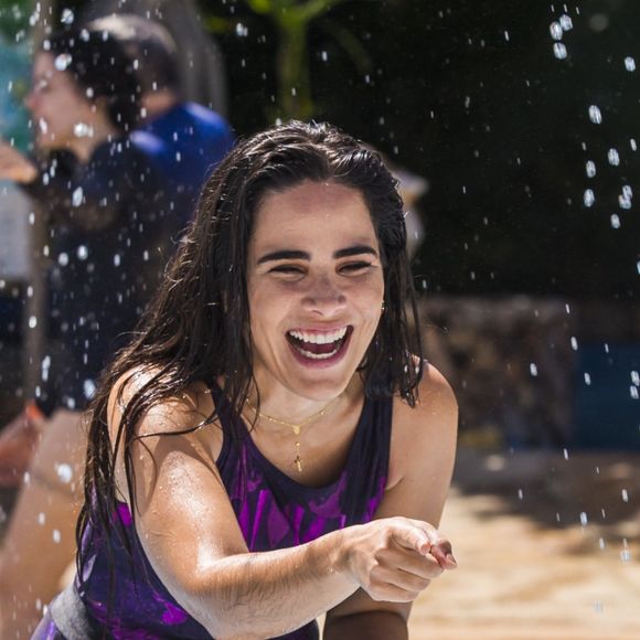 Rir não significa apenas achar graça de algo, como na foto Wanessa Camargo em dia de lazer com um dos filhos. Em algumas situações pode ser uma resposta do organismo em momento de tensão