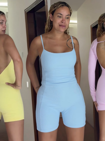 Looks de academia candy color no 'BBB 26': descubra de onde são e quanto custam os conjuntos fitness que Sarah levou para o reality