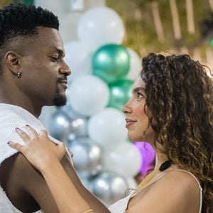 No último capítulo da novela 'Bom Sucesso', Francisca (Gabriela Moreyra) e Ramon (David Junior) receberam Zeca Pagodinho e Teresa Cristina em sua festa de casamento