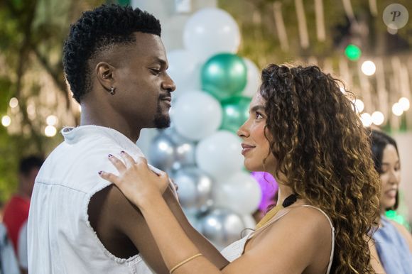 No último capítulo da novela 'Bom Sucesso', Francisca (Gabriela Moreyra) e Ramon (David Junior) receberam Zeca Pagodinho e Teresa Cristina em sua festa de casamento