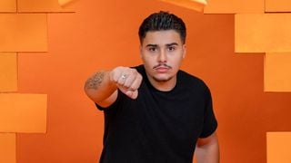 Fora do 'BBB 26' e acusado de assédio, Pedro vai prestar depoimento por denúncia de importunação sexual contra Jordana