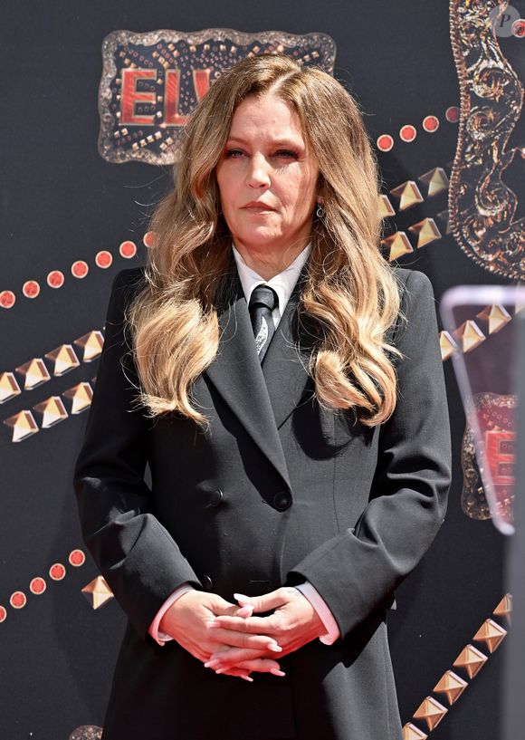 Lisa Marie Presley morreu no ano passado em decorrência de complicações de uma cirurgia bariátrica. As cicatrizes da operação causaram uma obstrução intestinal