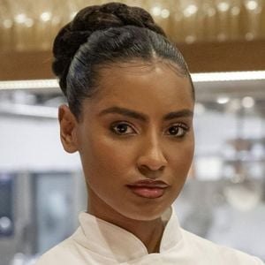 Em 'Mania de Você', Gabz, intérprete de Viola, já surgiu com os cabelos presos em coques diante de ser uma renomada chef de cozinha.