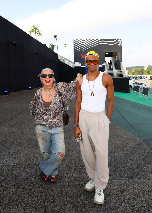 Lollapalooza 2026: ao lado do filho, Astrid Fontenelle apostou em uma camisa estampada com uma calça rasgada com aparência suja
