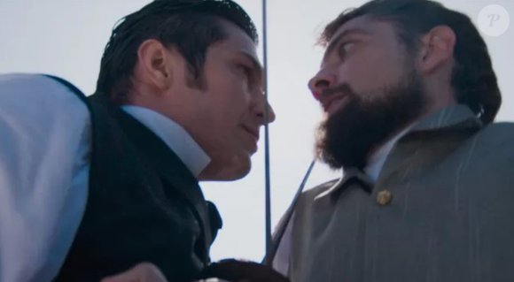Felipe e Roberto se enfrentam em duelo de esgrima no capítulo de 12 de junho e Pedro só observa
