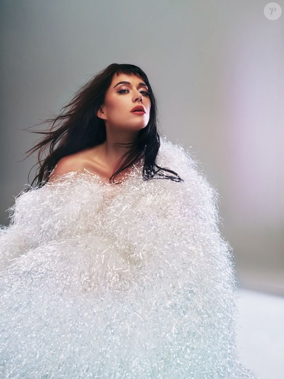 Katy Perry completa 42 anos neste domingo (25). A cantora norte-americana, cujo nome de nascimento é Katheryn Elizabeth Hudson, celebra mais um aniversário em meio a uma trajetória marcada por sucessos internacionais e episódios que também repercutiram na política brasileira, como a homenagem a Marielle Franco durante um show no Rio de Janeiro, em 2018