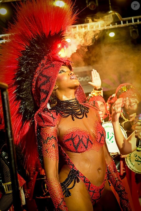 A fantasia usada por Iza conta com efeito especial