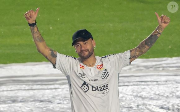 Neymar atualmente joga como camisa 10 do Santos.