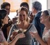 Celeste (Débora Ozório), Lígia (Palomma Duarte) e Anita (Maria Flor), celebrando o casamento na novela Garota do Momento